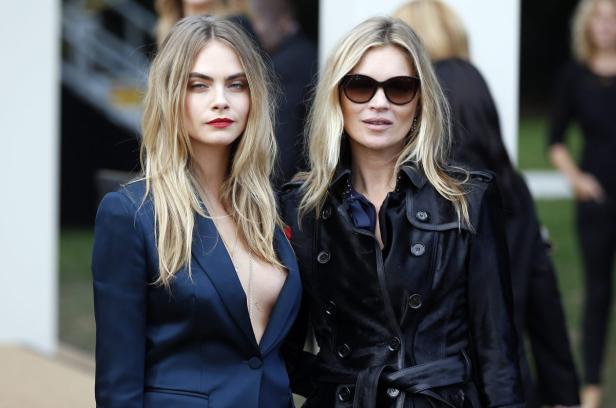 Cara Delevingne und Kate Moss posieren zusammen für ein Foto.