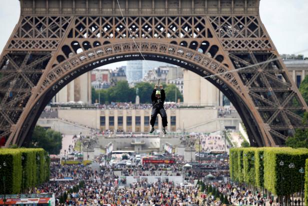 Paris: Mit 90 Stundenkilometern vom Eiffelturm