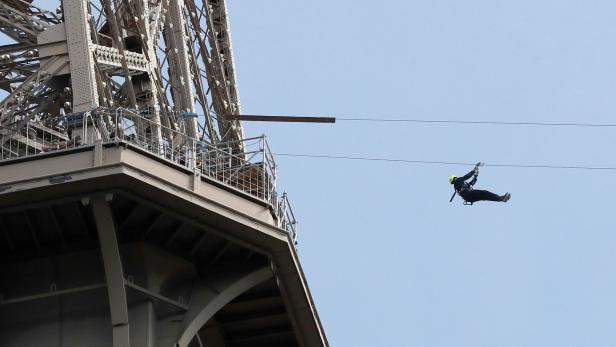 Paris: Mit 90 Stundenkilometern vom Eiffelturm