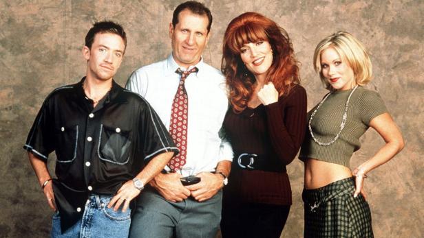 Die Familie Bundy, bekannt aus der US-amerikanischen Sitcom „Eine schrecklich nette Familie“, posiert für ein Foto.