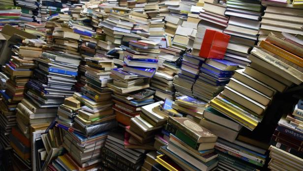 Müllmann rettet Bücher: 25.000 Werke in Bibliothek