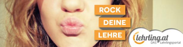 Nahaufnahme eines Mädchens, das einen Kussmund macht, mit dem Slogan „Rock deine Lehre“.