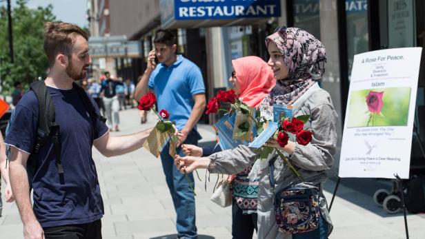 spunQ image #269249989 Muslime verteilen nach den Anschlägen Rosen
