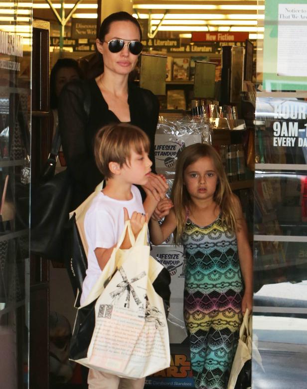 Angelina Jolie mit ihren Kindern in einem Buchladen.