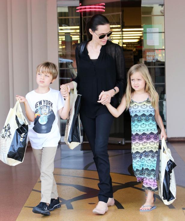 Angelina Jolie mit ihren Kindern beim Verlassen eines Geschäfts.