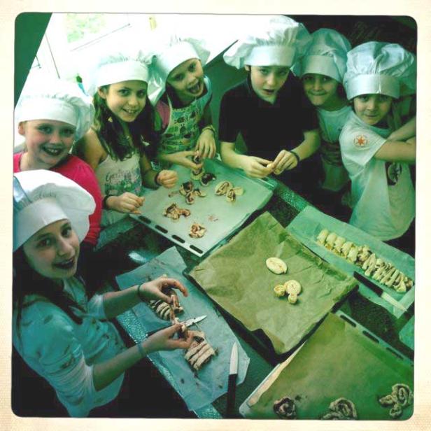 Osterhasen backen mit Freunden