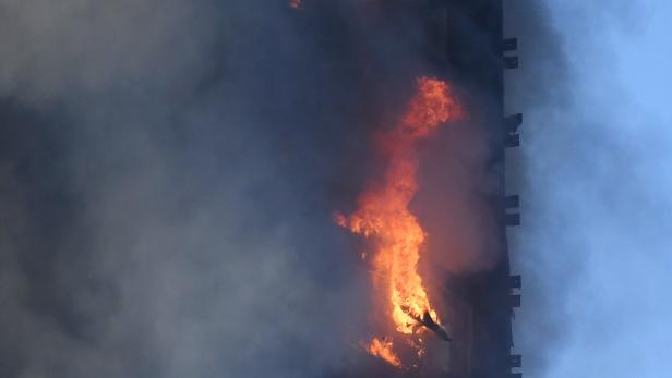 London: Bilder vom brennenden Hochhaus