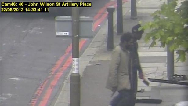 Zwei Männer gehen auf dem Bürgersteig in der John Wilson Street entlang.