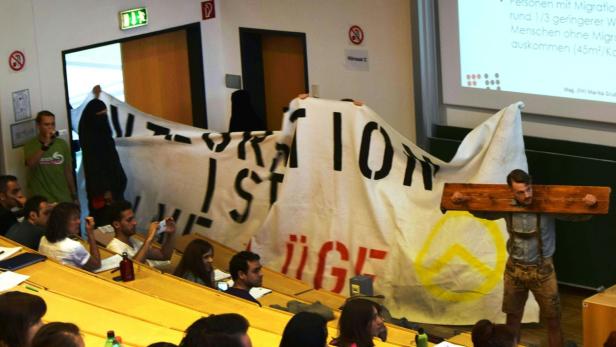 Video: Identitäre stürmen Vorlesung an Uni Klagenfurt