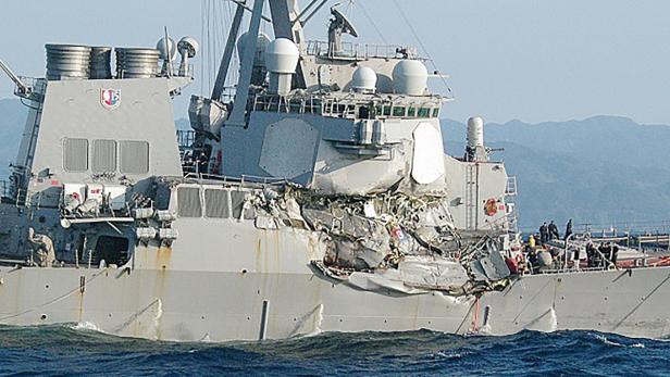 US-Zerstörer kollidiert mit Tanker: Zehn Seeleute vermisst
