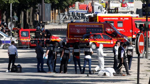 Explosion auf Champs-Elysees: Auto krachte in Polizeiwagen