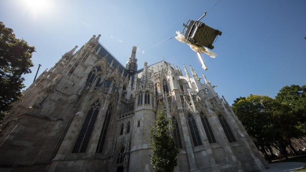 Votivkirche: Saniertes Turmkreuz montiert