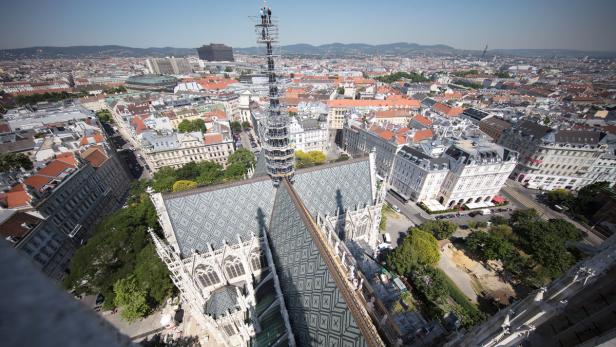 Votivkirche: Saniertes Turmkreuz montiert