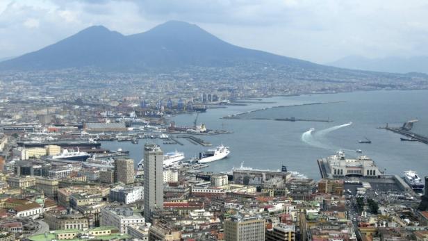Blick auf Neapel mit dem Vesuv im Hintergrund.