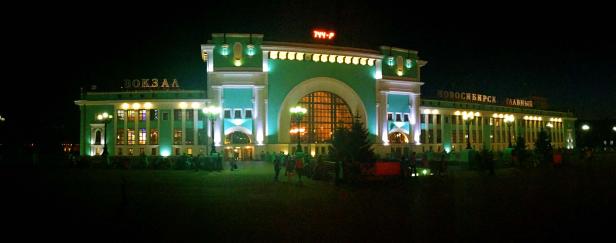 Der beleuchtete Bahnhof Nowosibirsk-Glawny in der Nacht.