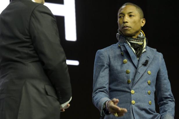 Pharrell Williams in einem blauen Jackett bei einer Veranstaltung.