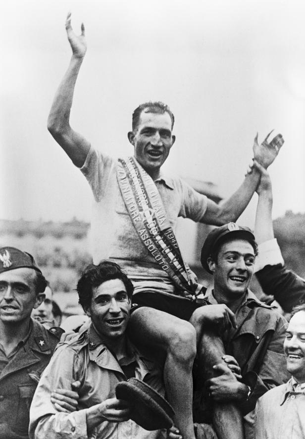 Gino Bartali wird nach seinem Sieg beim Giro d'Italia 1946 von jubelnden Menschen getragen.