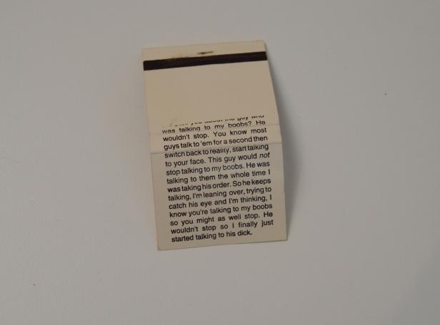 Ein Streichholzbriefchen mit einem Text über eine unangenehme Interaktion.