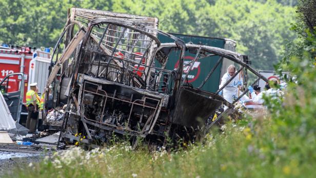 Busunfall in Bayern: Toter Fahrer unter Verdacht