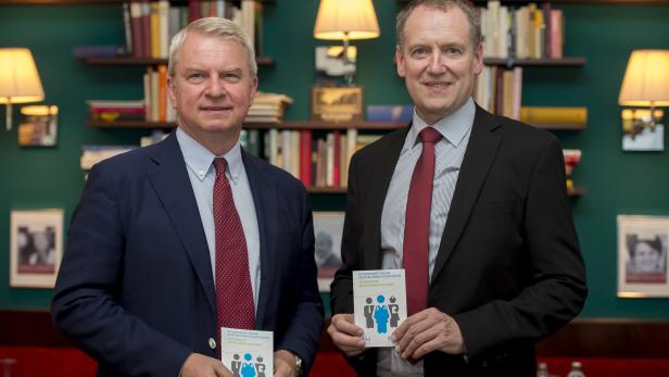 Jan Oliver Huber und Herwig Lindner bei der Präsentation der Daten am Mittwoch.