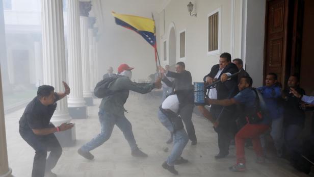 Regierungsanhänger stürmen Parlament in Venezuela