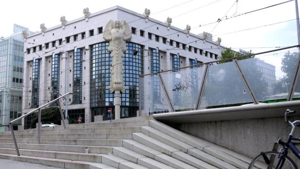 Das Hauptgebäude der Oesterreichischen Nationalbank in Wien mit einer Statue davor.