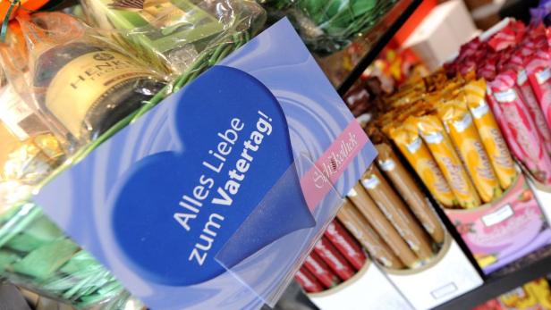 Ein Geschenk zum Vatertag mit Süßigkeiten und einer Flasche Sekt.