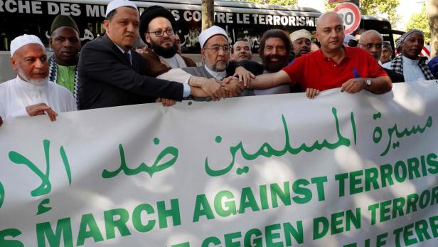 Bustour durch Europa: Marsch der Muslime gegen Terror