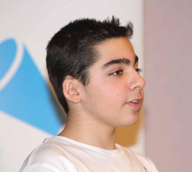 Ein junger Mann mit dunklen Haaren schaut zur Seite.