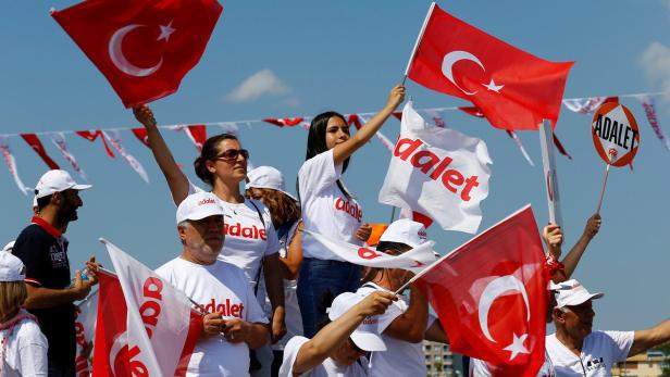 Anti-Erdogan-Marsch: 600.000 Schritte für Gerechtigkeit