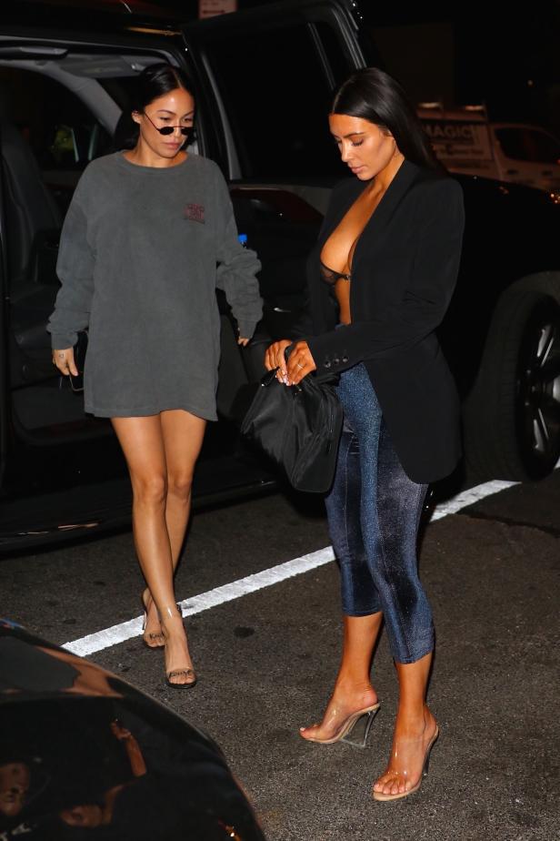 Kim Kardashian: In Leggings und BH zum Dinner