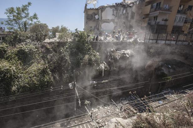 Rauchsäule am Vesuv: "Die Luft ist verpestet"