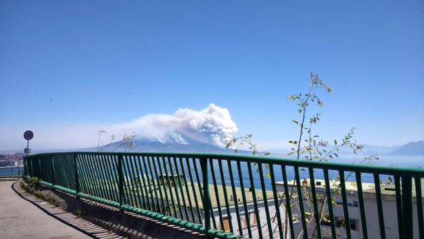 Rauchsäule am Vesuv: "Die Luft ist verpestet"