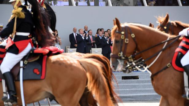 Trump und Macron auf Militärparade am Nationalfeiertag