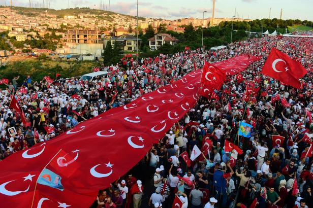 Putschversuch: Zehntausende feiern "Demokratie und Einheit"