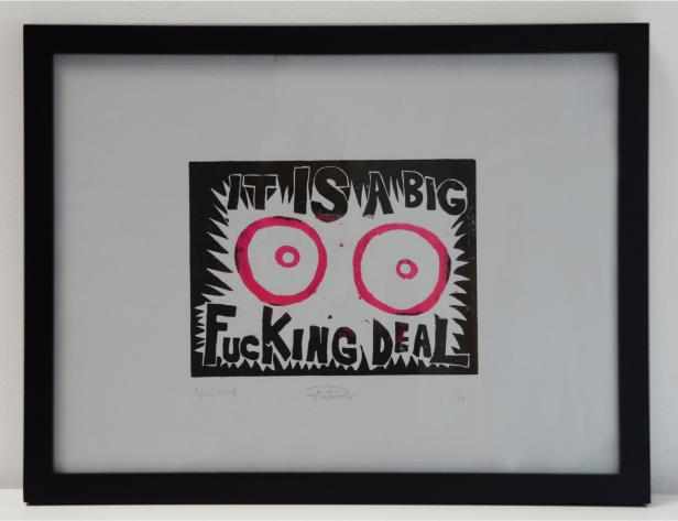 Gerahmter Druck mit der Aufschrift „It is a big Fucking Deal“ und zwei pinkfarbenen Kreisen.