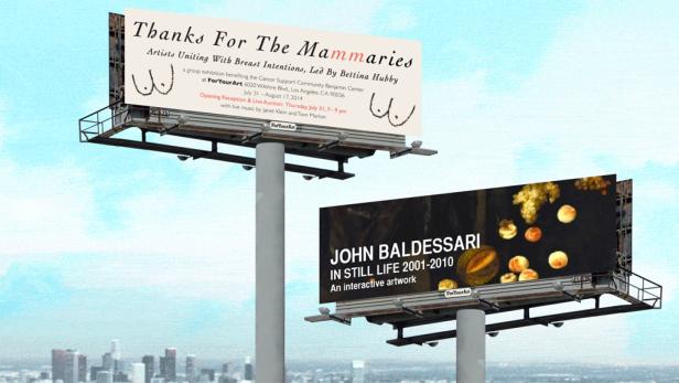 Zwei Werbetafeln zeigen Kunstausstellungen in Los Angeles, darunter „Thanks For The Mammaries“ und John Baldessari „In Still Life 2001-2010“.