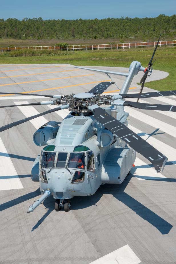 Ein grauer Militärhubschrauber steht auf einem Rollfeld.