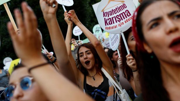 Türkinnen fordern: "Misch dich nicht in Kleidungsstil ein"
