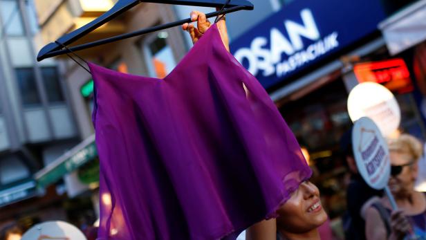 Türkinnen fordern: "Misch dich nicht in Kleidungsstil ein"