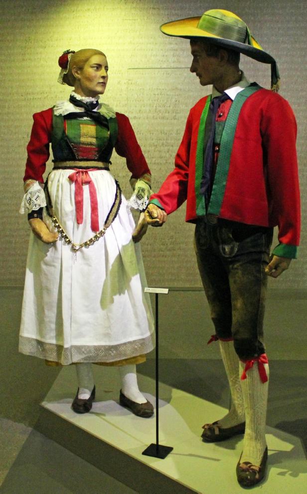 Zwei Schaufensterpuppen tragen traditionelle Trachten.