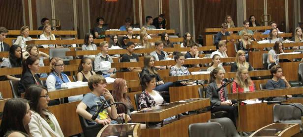 Viele junge Menschen sitzen in einem großen Hörsaal.