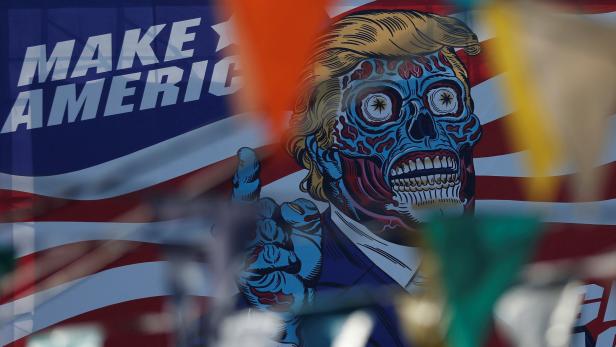 Plakat mit Trump als Außerirdischem sorgt für Aufsehen
