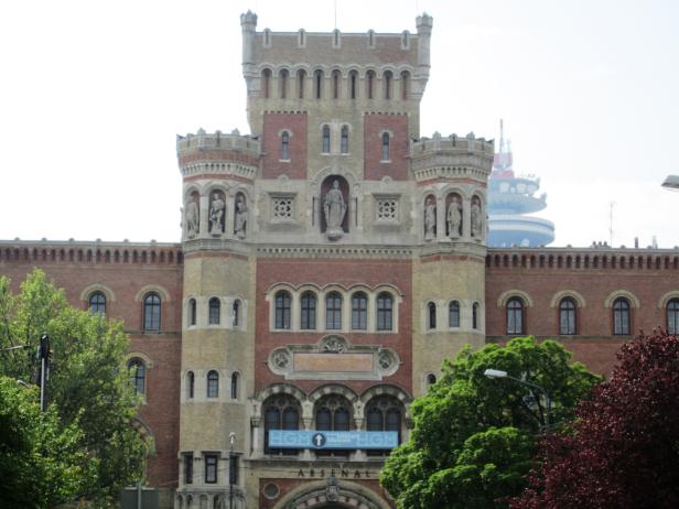 Das Heeresgeschichtliche Museum im Wiener Arsenal mit Bäumen im Vordergrund.