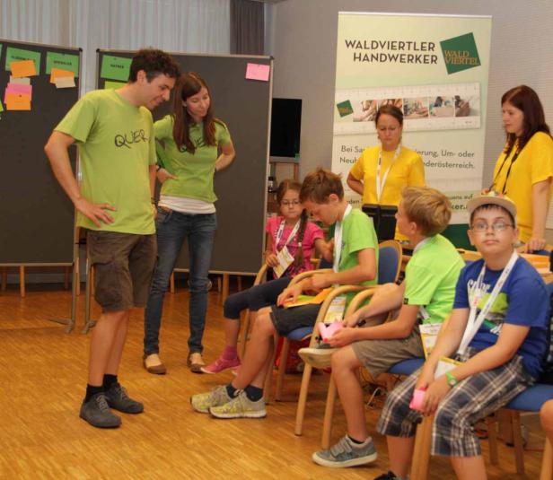 Eine Gruppe Kinder und Erwachsene bei einer Veranstaltung des Waldviertler Handwerker Viertels.