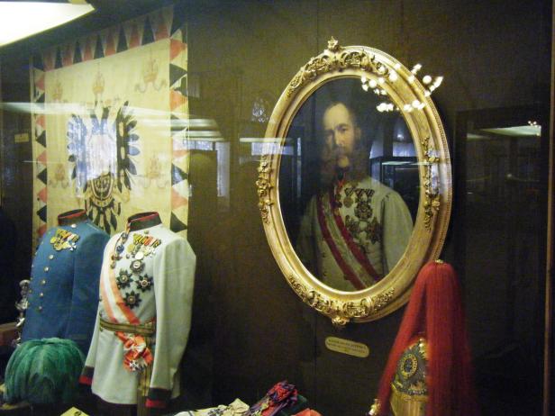 Ausstellungsstücke von Kaiser Franz Joseph I. in einer Vitrine.
