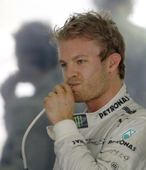 Nico Rosberg, ein Formel-1-Fahrer, trinkt aus einem Schlauch.