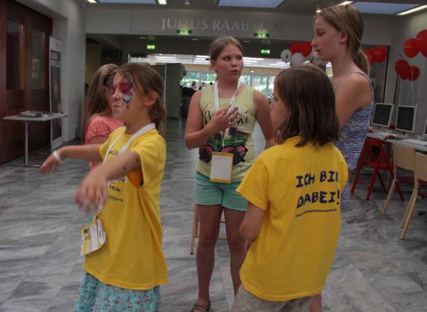 Eine Gruppe junger Mädchen steht im „Julius Raab Saal“.