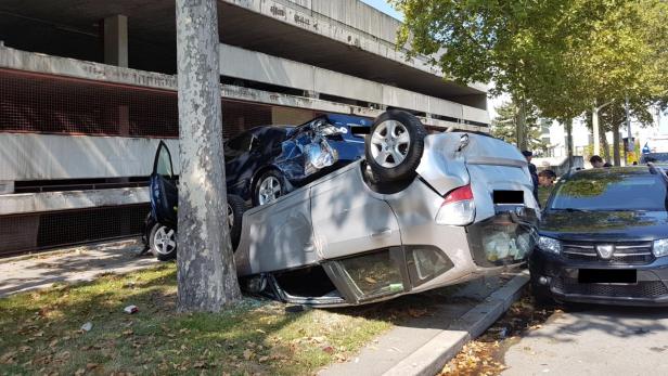 Kurioser Unfall: Autos fielen aus Wiener Parkhaus