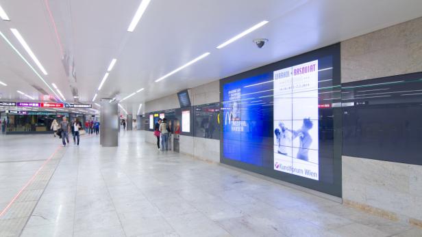 In einer U-Bahn-Station in Wien hängen Plakate für Ausstellungen im Kunstforum Wien.